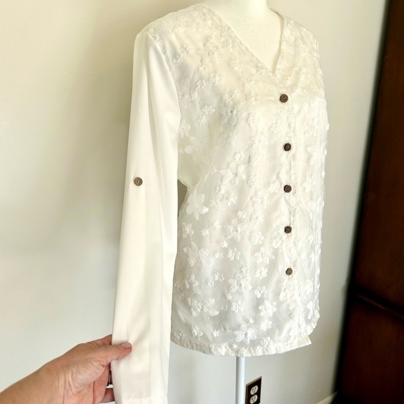 Pretty white blouse with floral overlay & adjustable length sleeves. Sz medium - Picture 5 of 9